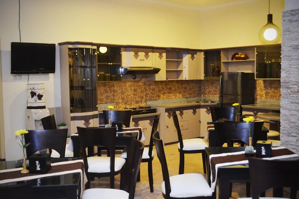 Srikandi Guesthouse Malang Exterior photo