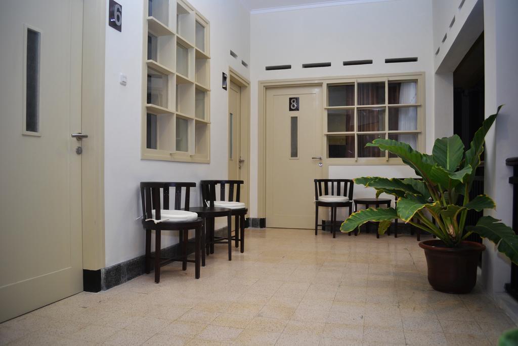 Srikandi Guesthouse Malang Exterior photo